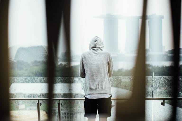 一个男性经历处方药物戒断
